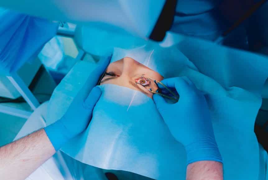 retraction of eye preparing for procedure
